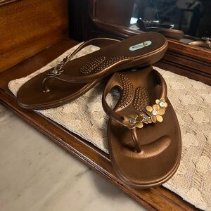 OKA B. Classic Thong Flip Flops with Flower Detail Brown Gold Women's Size M 7-8